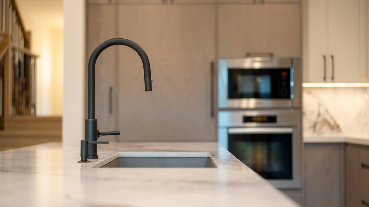 Instalacja wody w kamperze – zbiorniki, pompy, bojler. Co musisz wiedzieć?